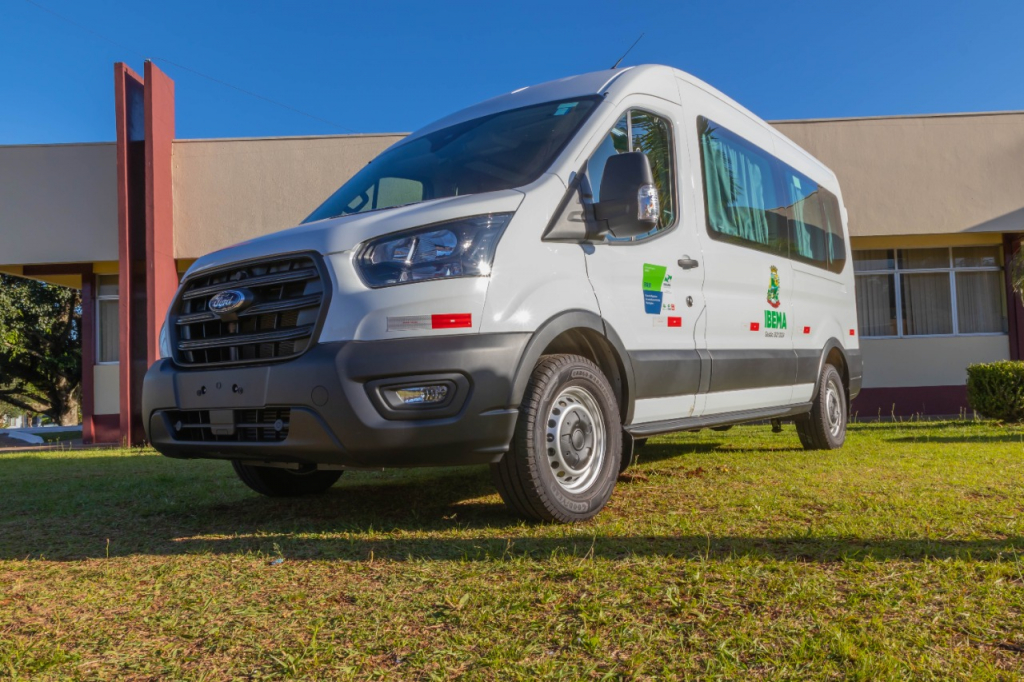 Governo Municipal de Ibema recebe mais um veículo para a educação