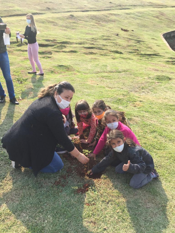 Em comemoração a Semana da árvore, Prefeita Viviane com apoio de estudantes plantam árvores na área do Lago Municipal